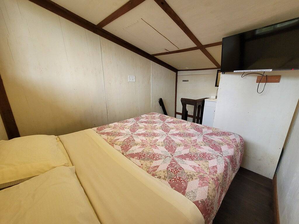 #5Cabin w/ Private indoor Bathroom Tv Microwave in Fern Forest, West Puna