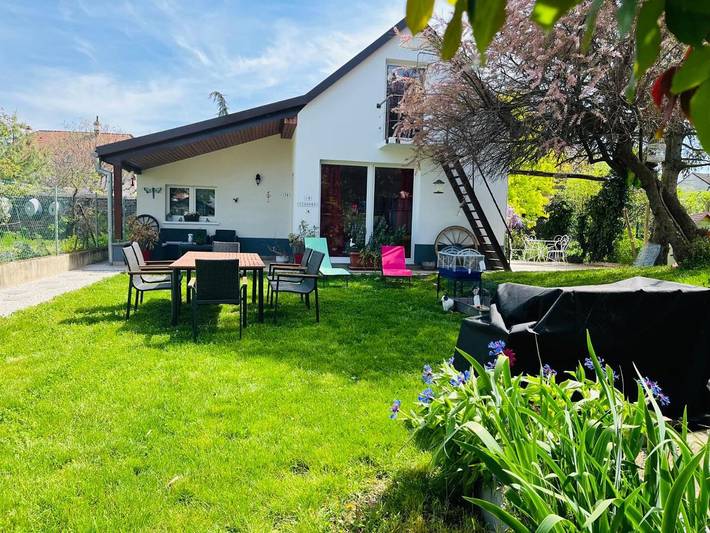 Location de vacances pour 4 personnes, avec Balcon ainsi que Terrasse et Jardin à Sainte-Croix-en-Plaine