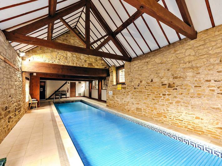 Cottage for 12 people, with Terrace and Garden as well as Pool in West Midlands