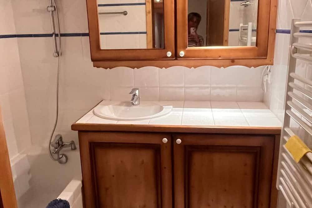 Ganze Wohnung, Superb, cozy mountain apartment with shared pool. in Villard-sur-Doron, Albertville und Umgebung