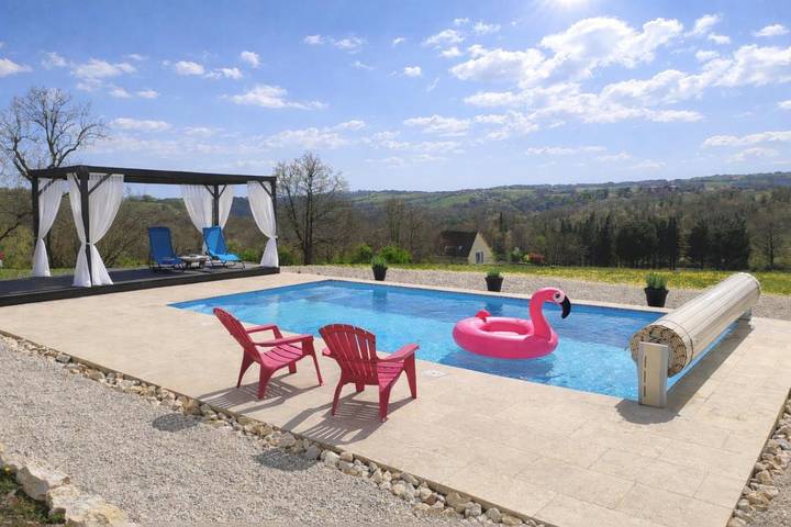Location de vacances pour 5 personnes, avec piscine ainsi que jardin et vue, adapté aux familles à Saint-Projet