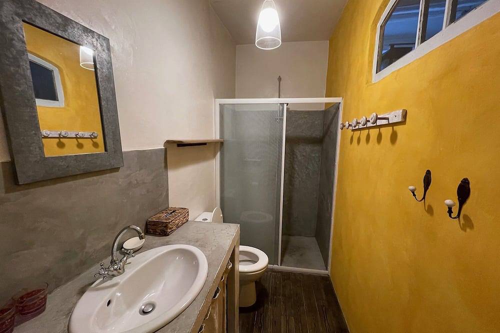 Appartement entier, Loft avec terrasse et piscine intérieure privative in Vallabrix, Région de Nîmes