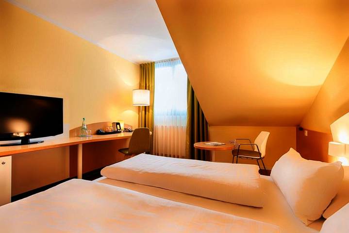 Hotel für 10 Personen, mit Whirlpool und Terrasse in Erlangen - 4