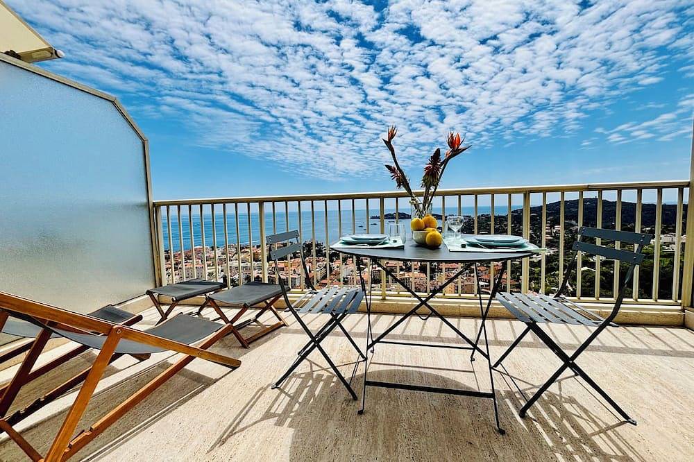 Entire apartment, Breathtaking view of Cap-Ferrat and the sea, studio with balcony and parking, A/C in Villefranche-sur-Mer, Nice region