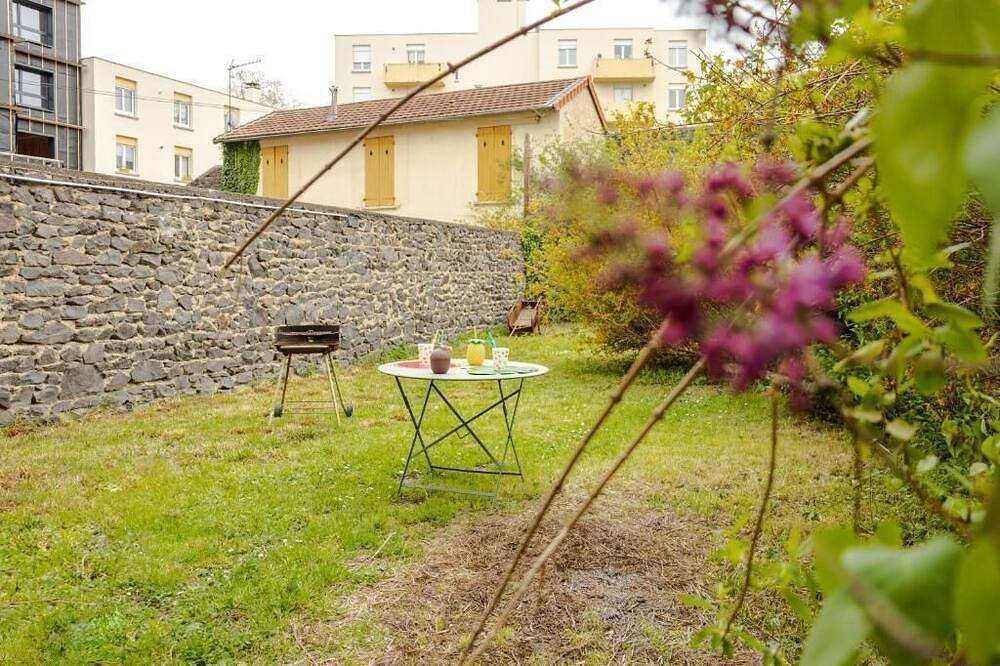 Entire apartment, Superb Duplex av République near stade Michelin in Clermont-Ferrand, Volcans d'Auvergne Regional Nature Park