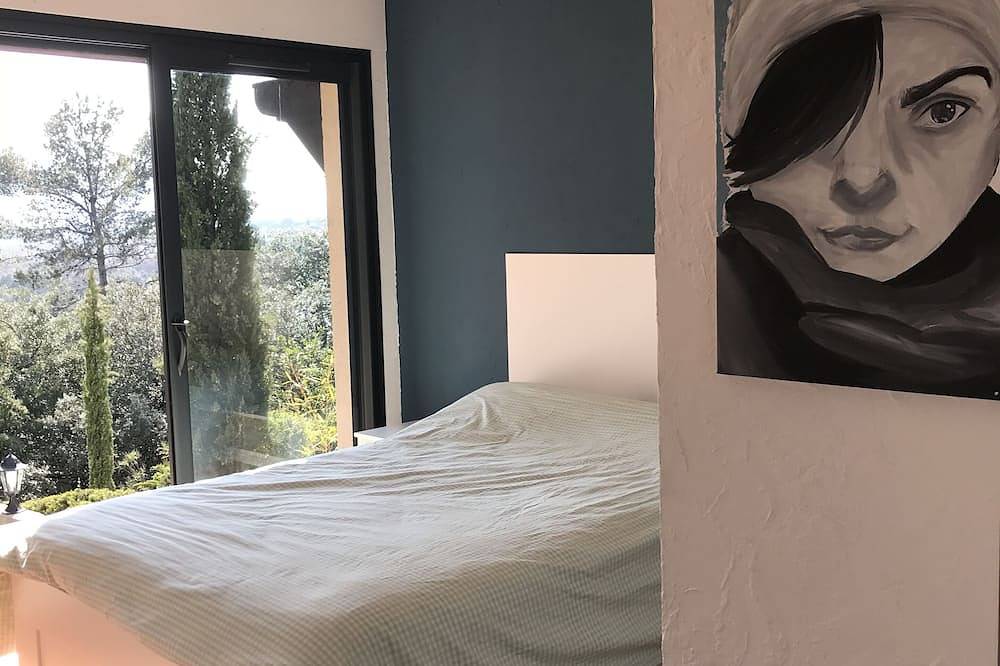 Beautiful  villa not overlooked, quiet, large heated pool, and open view in Sainte-Anastasie-sur-Issole, Brignoles region