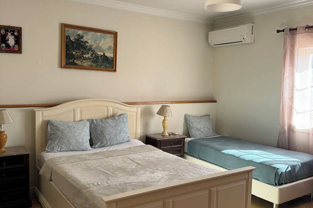 Relaxing 5-Bedroom Villa with Private Pool, Outdoor Playground, Barbeque zona.\n\n in Carcavelos e Parede, Costa de Lisboa