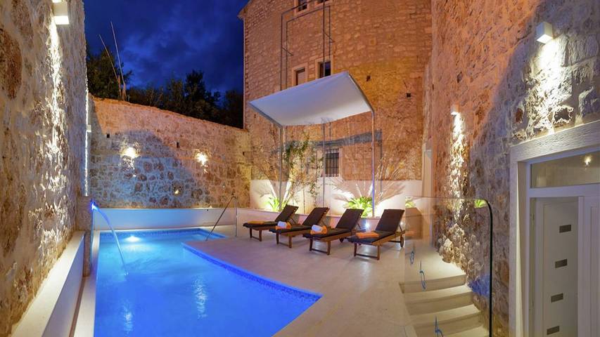 Villa pour 12 personnes, avec jacuzzi et jardin ainsi que sauna et piscine à Bol