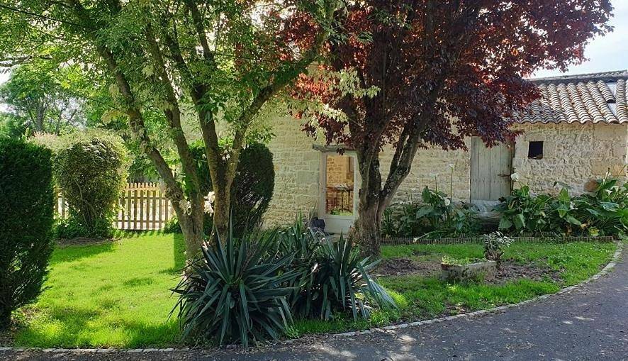 Two-Bedroom House in Bords, Région de Saint-Jean-d'Angély