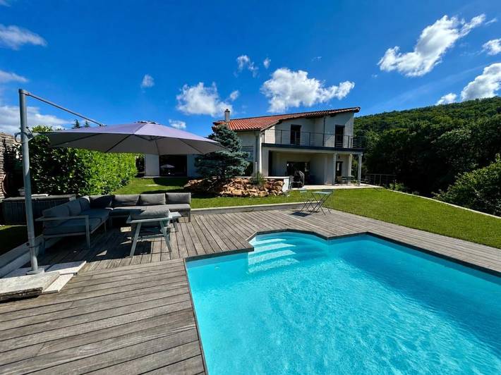 Location de vacances pour 8 personnes, avec piscine ainsi que vue et jardin à Limonest