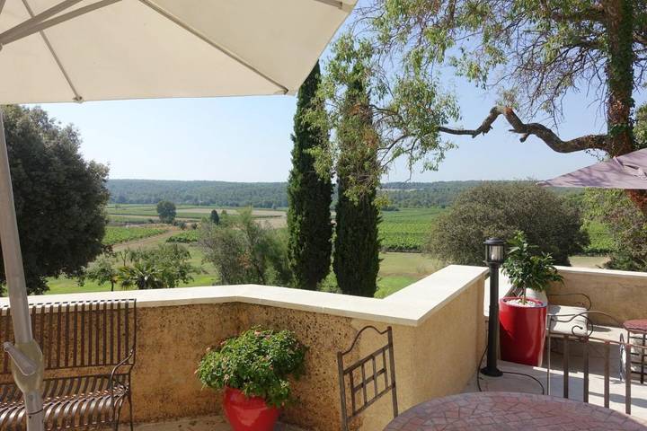 Chambre d’hôte pour 3 personnes, avec terrasse et piscine ainsi que jardin et vue