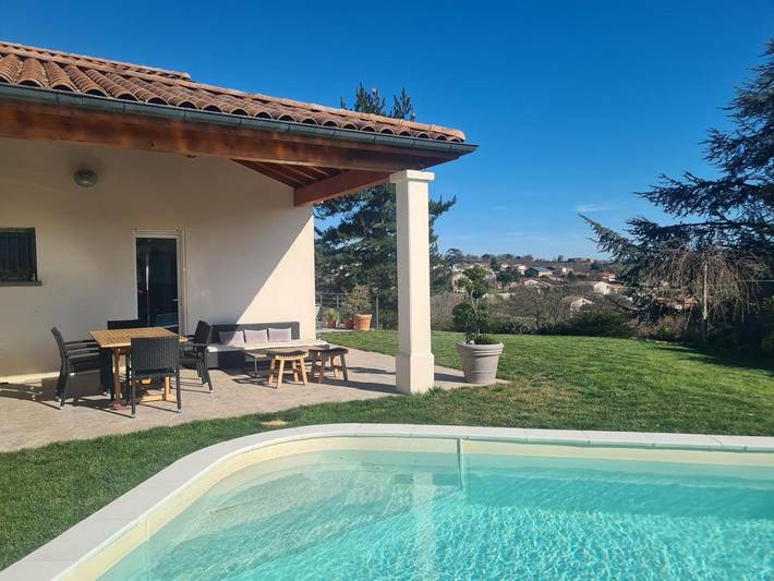 Location de vacances pour 6 personnes, avec terrasse et jardin ainsi que vue et piscine à Annonay - 3