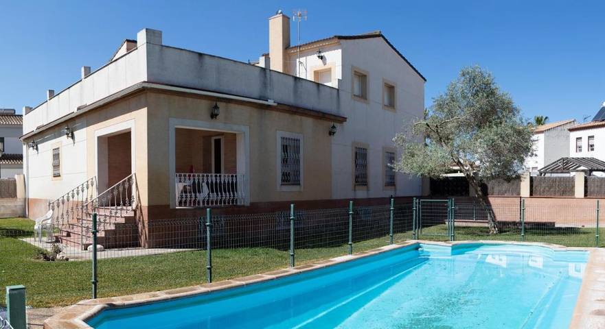 Chalet para 14 personas, con jardín y piscina en Aljarafe