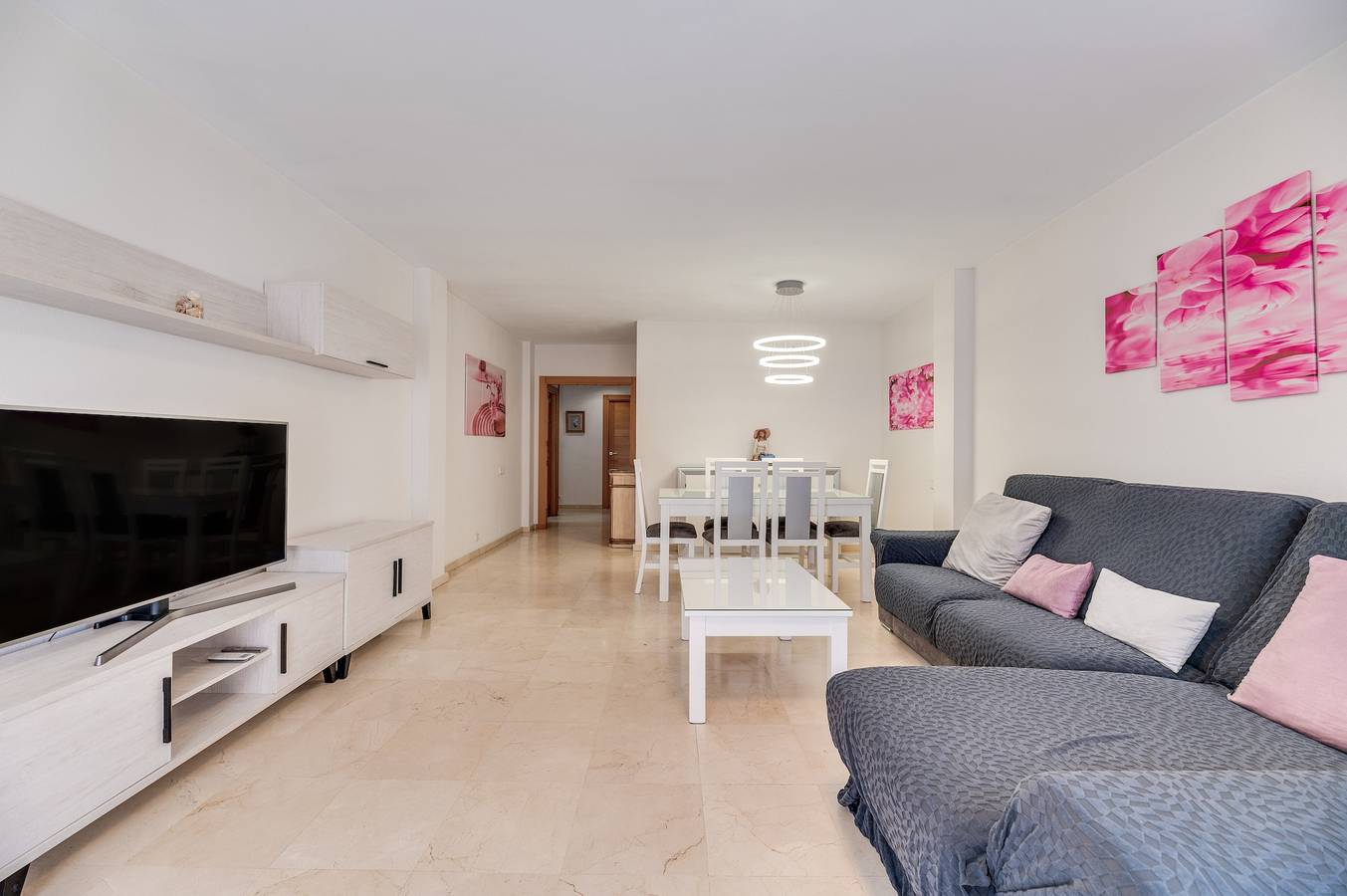 Entire apartment, Apartment 'Vivienda Casco Antiguo De Marbella' with Balcony, Wi-Fi and Air Conditioning in Plaza de los Naranjos, Marbella
