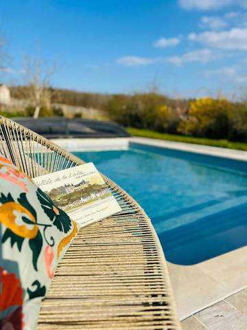Gîte pour 19 personnes, avec piscine ainsi que jardin et terrasse à Molineuf