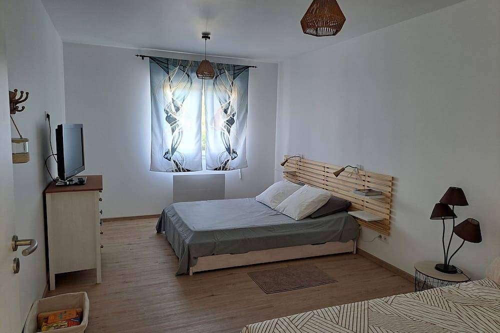 Gîtes A la source Logement l'Isle up to 6 people with air conditioning  in Saint-Médard-de-Guizières, Región de Libourne