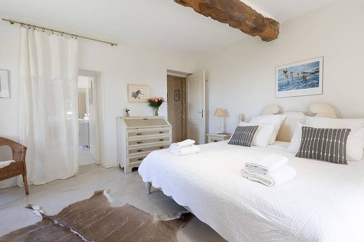 Stone Cabin with Swimming Pool - King-Size Beds & Views of the Pyrenees in Gondrin, Gers