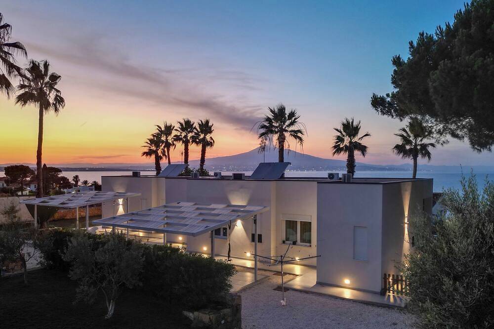Heavenseahome, villa con vista mare, ampi spazi e tranquillità. Animali ammessi. in Costa Saracena, Augusta (comune)