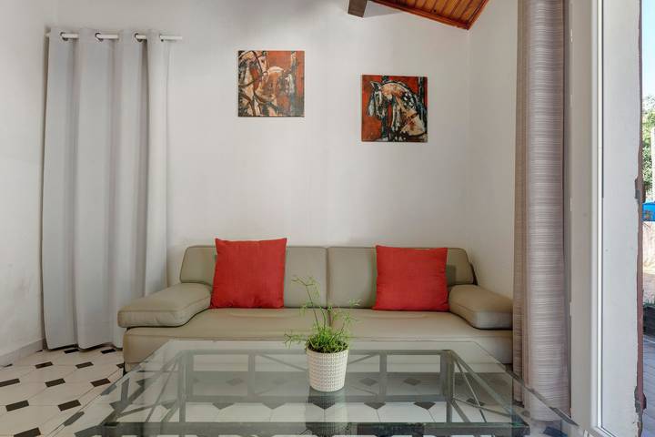 Casa rural '48 M² Gite Proche De Nîmes' con terraza privada, Wi-Fi y aire acondicionado in Region de Nimes