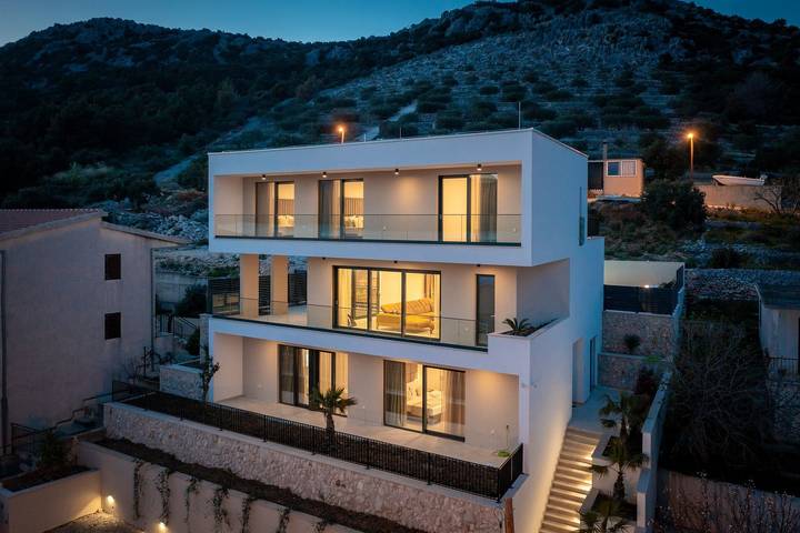 Villa for 14 personer, med Balkong / Terrasse og Hage i tillegg til Badebasseng i Split-Dalmatia