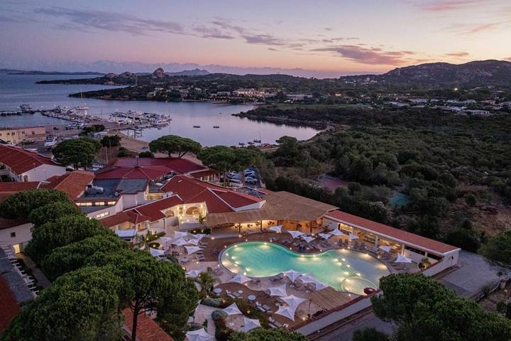 Hôtel pour 3 personnes, avec Terrasse ainsi que Jardin et Piscine dans Cala Bitta