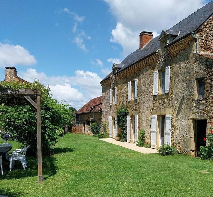 Location de vacances pour 8 personnes, avec Terrasse ainsi que Jardin et Vue à Sainte-Nathalène