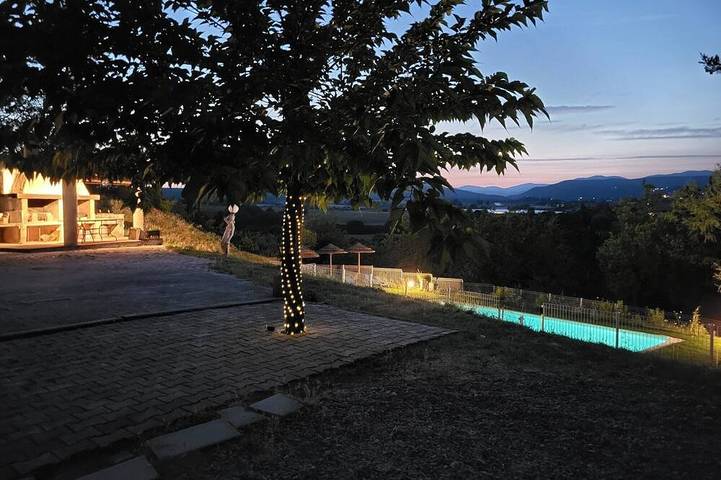 Location de vacances pour 4 personnes, avec jardin et piscine à Dauphin (homonymie)
