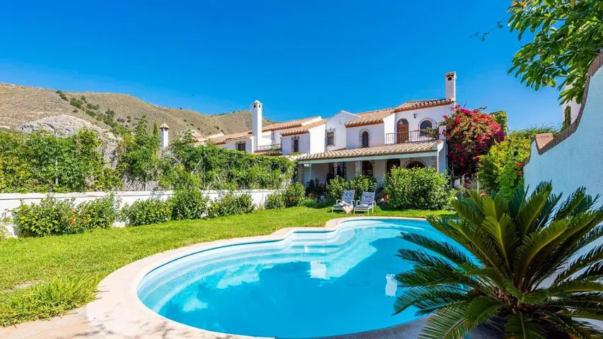 Maison de vacances pour 6 personnes, avec piscine ainsi que terrasse et jardin - 1