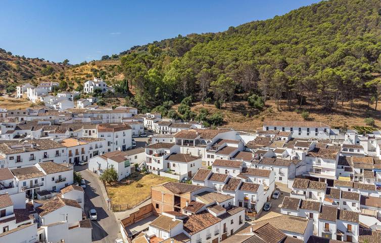 Apartamento para 5 personas, con Terraza además de Jardín y Piscina en El Gastor