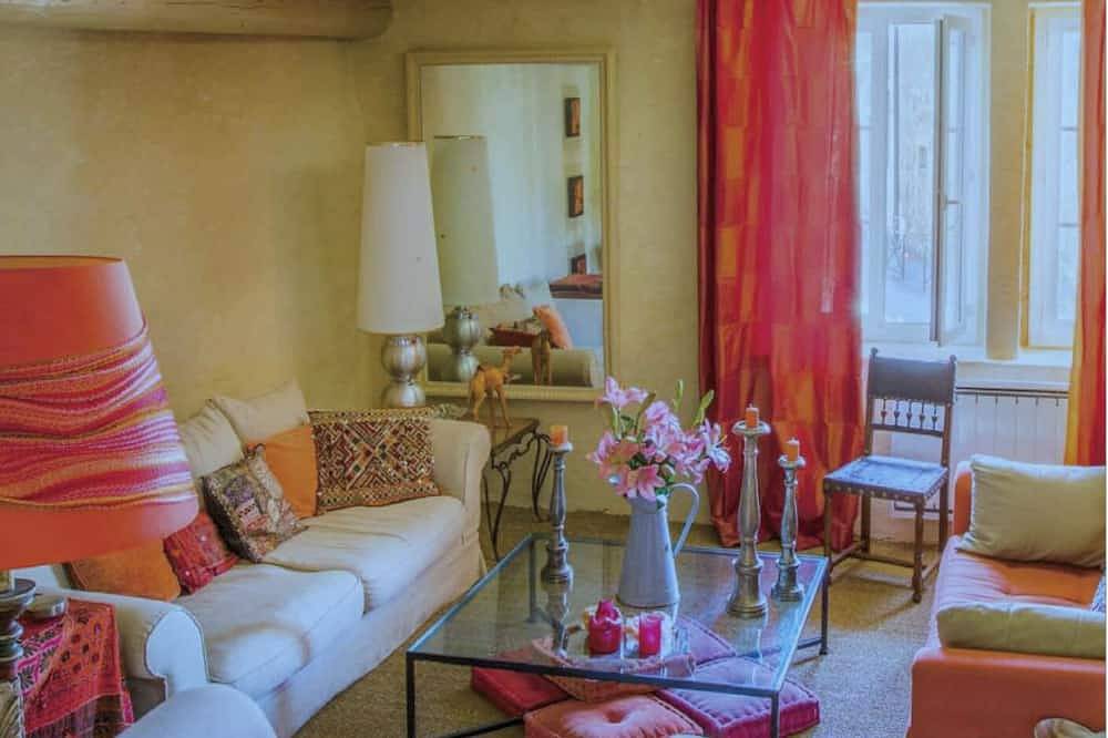 Located in the village centre of Vers Pont du Gard. Next 2 famous Roman aqueduct in Vers-Pont-du-Gard, Region de Nimes