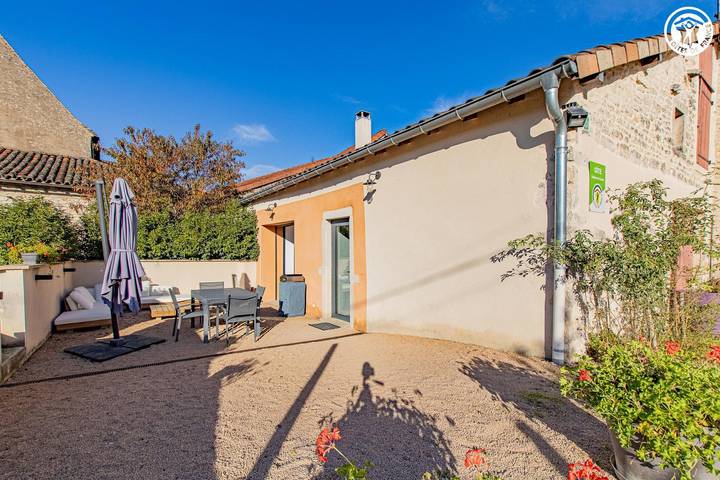 Gîte pour 4 personnes, avec Terrasse et Jardin à BOZ