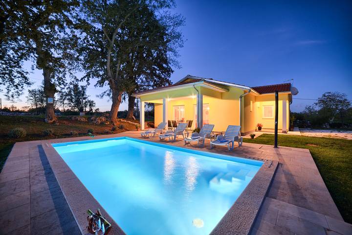 Villa für 6 Personen, mit Terrasse und Garten sowie Pool, mit Haustier in Istrien - 2