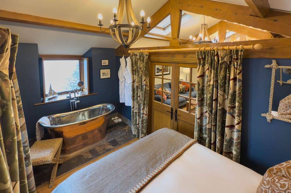 Luxury, romantic boathouse on the shores of Lake Ullswater, perfect for special occasions. in Lake District