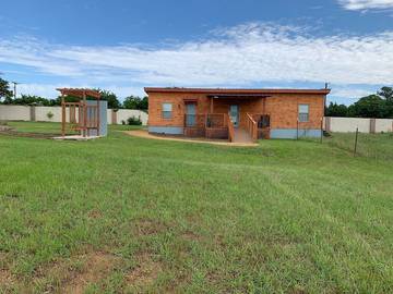 Log Cabin for 6 Guests in Lake Texoma, Texas, Picture 1