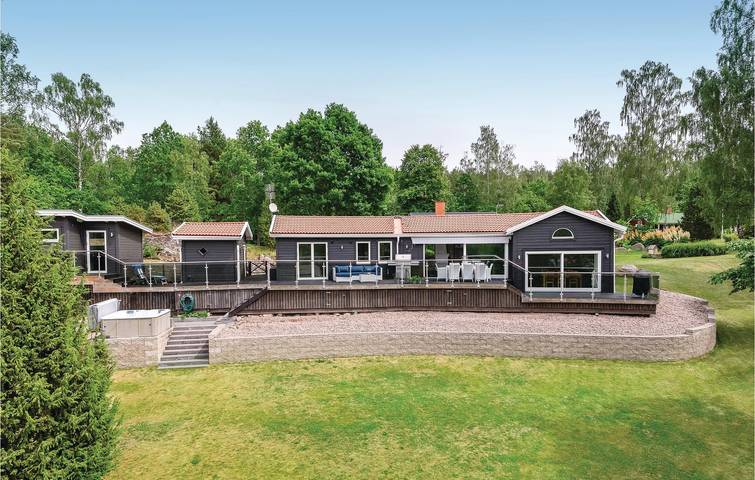 Ferienhaus für 10 Personen, mit Terrasse und Garten sowie Sauna und Seeblick in Östergötland