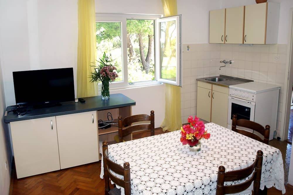 Entire apartment, One bedroom apartment with balcony Jelsa, Hvar (A-8750-a) in Jelsa, Hvar