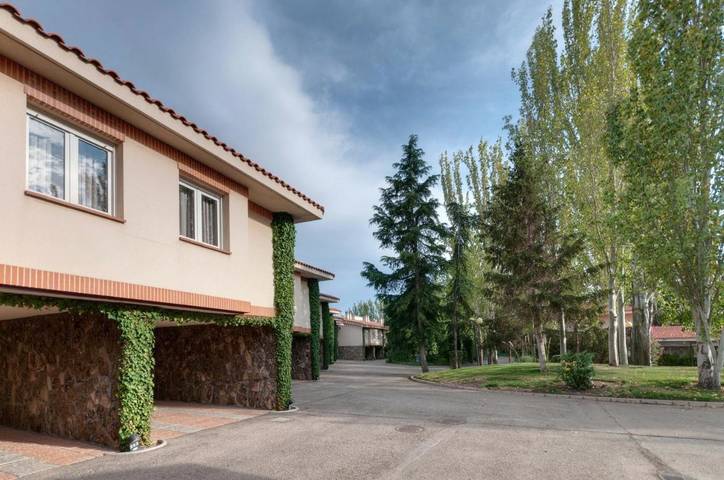 Hôtel pour 2 personnes, avec jacuzzi ainsi que piscine et jardin