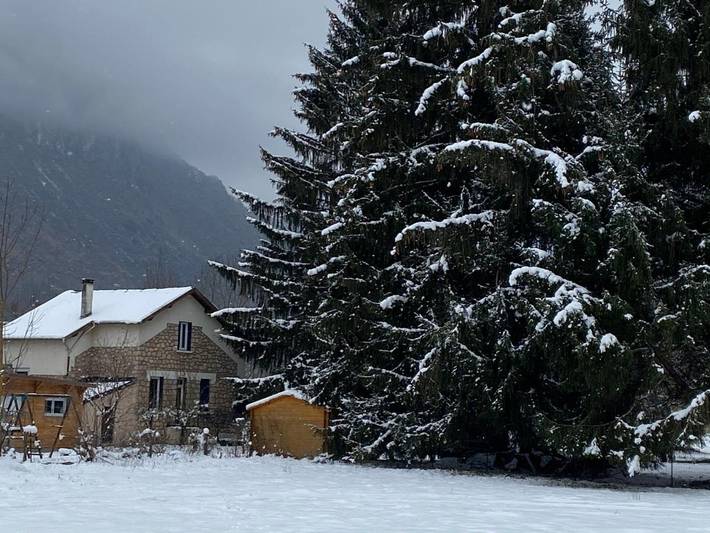 Gîte pour 12 personnes, avec Balcon et Terrasse ainsi que Jardin et Vue à Vèbre