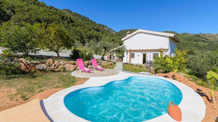 Chalet para 4 personas, con Jacuzzi y Terraza además de Jardín y Piscina en Sierra de las Nieves