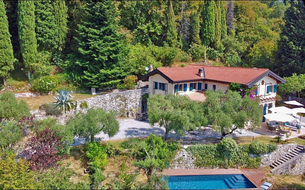 Neu- Villa Ventinove zauberhaft renovierte Landhausvilla mit traumhaftem 180-Seeblick und Park in Gardone Riviera, Gardasee-Berge