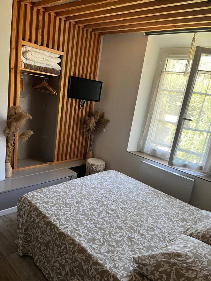 Appartement entier, Les Glycines, charmant studio au calme dans bâtisse de Maître proche du centre ville parking gratuit in Digne-les-Bains, Alpes-de-Haute-Provence