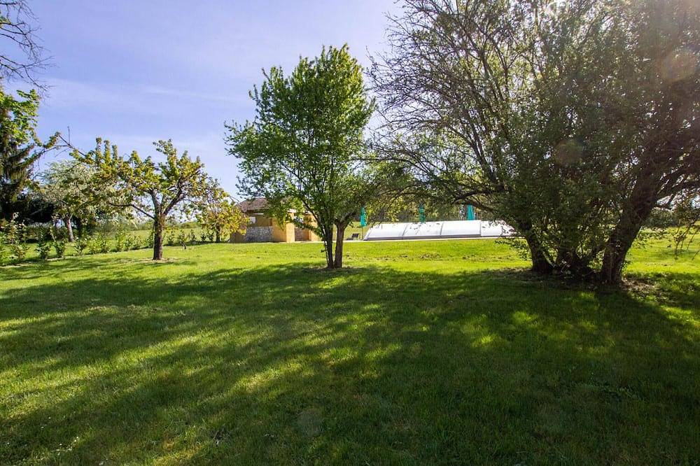 Gîte avec étang privé, piscine partagée et Wifi en Dordogne in Naussannes, Périgord Pourpre