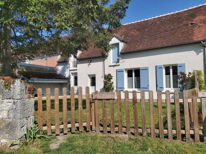 Location de vacances pour 5 personnes, avec jardin ainsi que vue et piscine à Saint-Romain-sur-Cher - 2