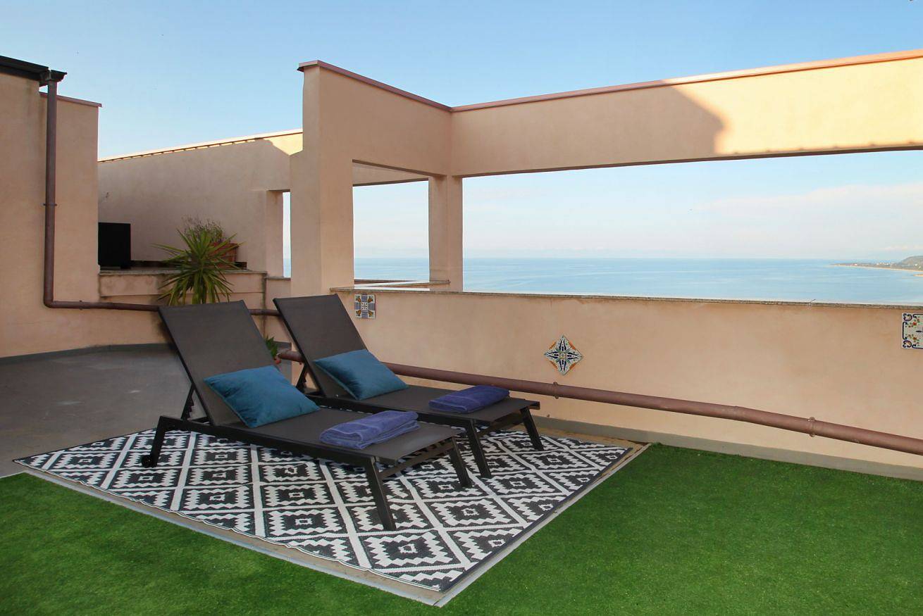 Appartamento intero, L’Attico – Terrazza Panoramica con Vista Mare e Vasca Idromassaggio in Santo Stefano di Camastra, Provincia di Messina