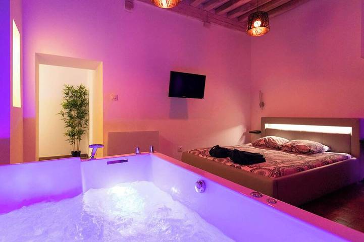 Gîte pour 2 personnes, avec Jacuzzi dans Office De Tourisme De Dijon - 2