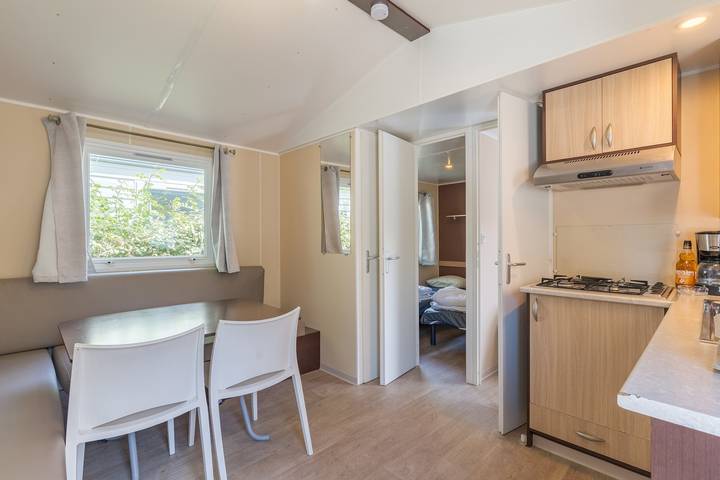 Mobile Home 'Le 154 Aux Iscles' with Shared Pool, Private Terrace and Air Conditioning in La Roque-d'Anthéron, Aix-en-Provence region