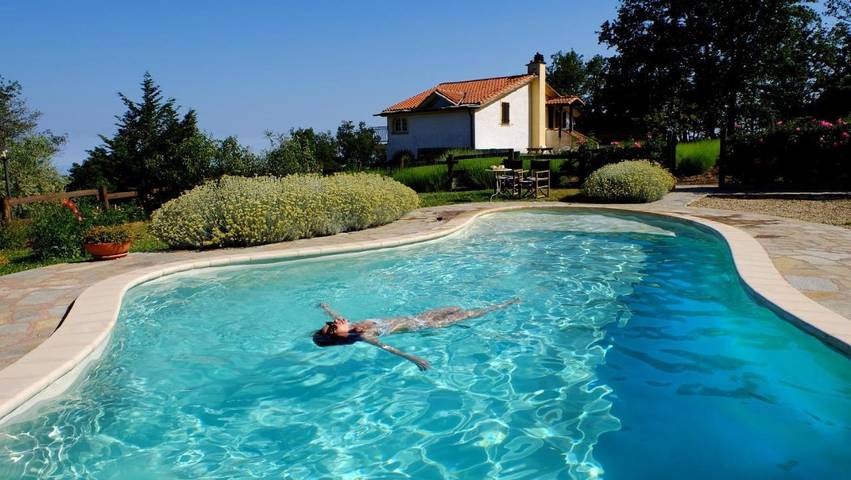 Location de vacances pour 4 personnes, avec vue ainsi que piscine et jardin dans Pantasina