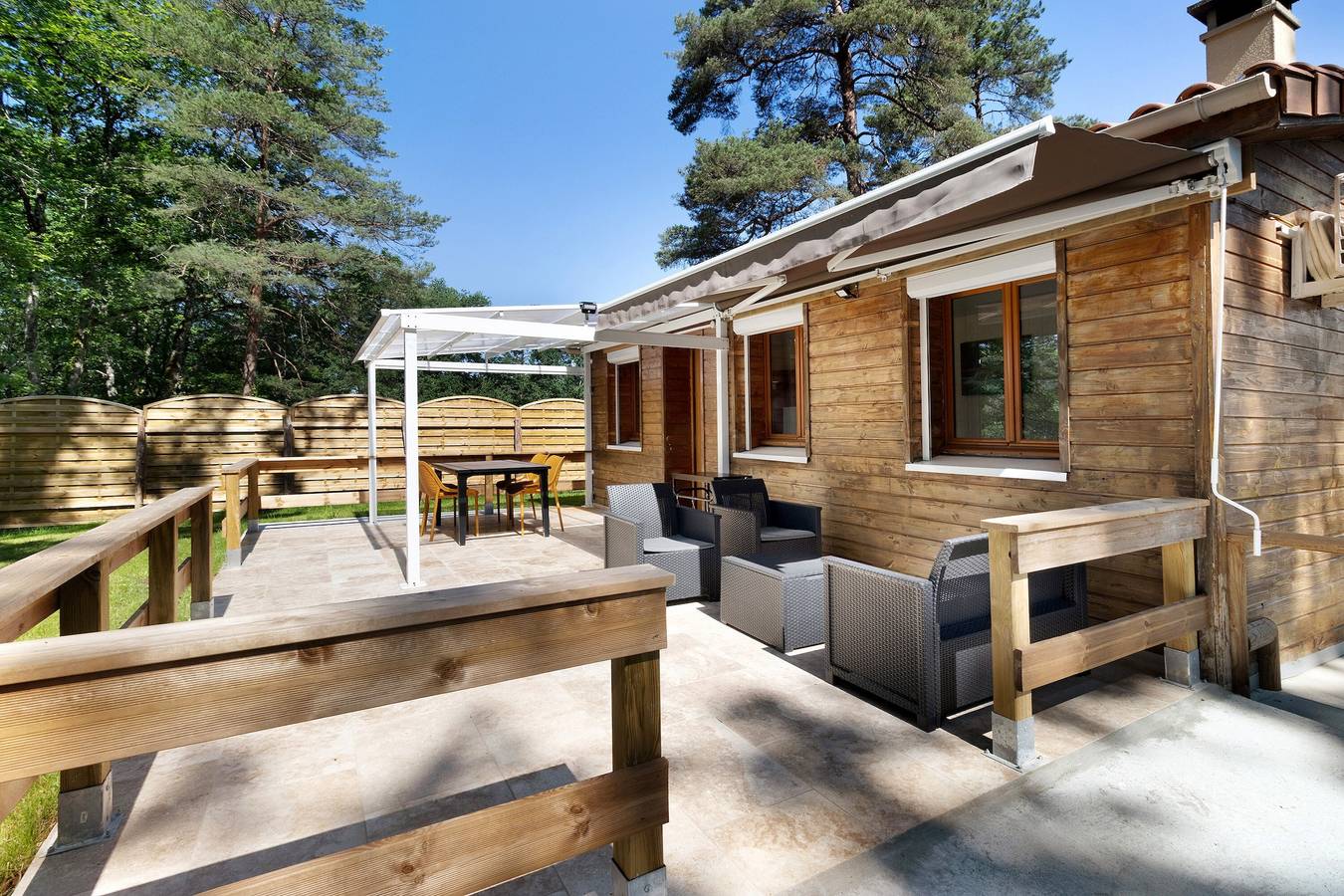 Maison de vacances « Gîte 5 de l'Orée du Bois » avec vue sur le lac, Wi-Fi et climatisation in Thenon, Périgord Noir