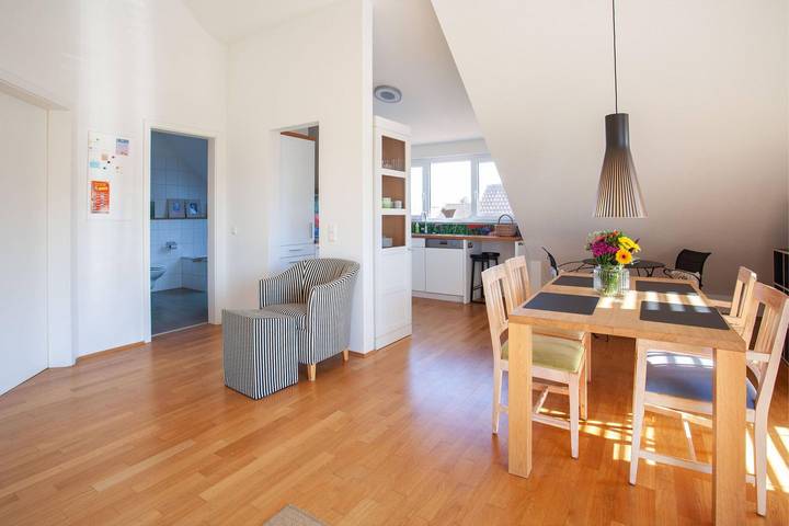 Ganze Wohnung, Ferienwohnung „Seeblick Bodman“ am Bodensee – Dachgeschosswohnung mit Balkon & Seenähe
- ganz neu im Angebot- in Bodman-Ludwigshafen, Schwäbische Alb Radweg Region