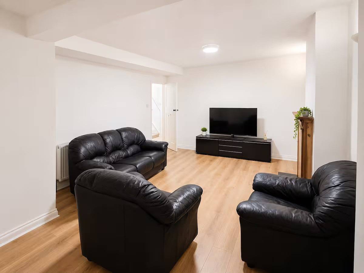 3 Bed House Sleeps 6 -Private Garden -Pets Welcome in Bedford